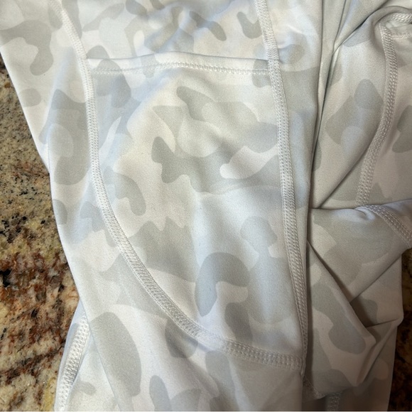 🔥3/$10🔥New Houmous light grey camouflage leggings- XS - Picture 10 of 11